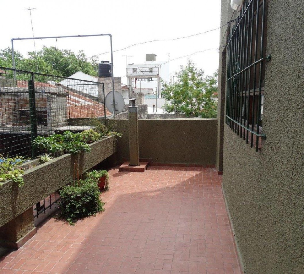 DEPARTAMENTO 3 AMBIENTES A LA CALLE BALCON Y PATIO
