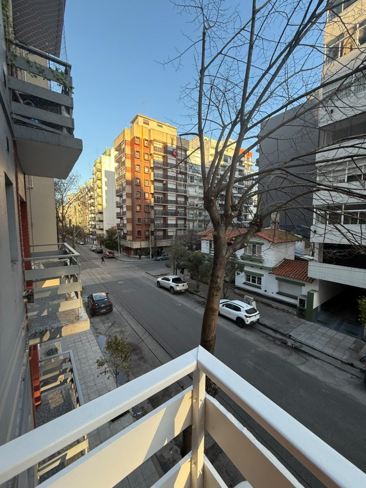 Depto 2 amb a la calle con balcon saliente! 
