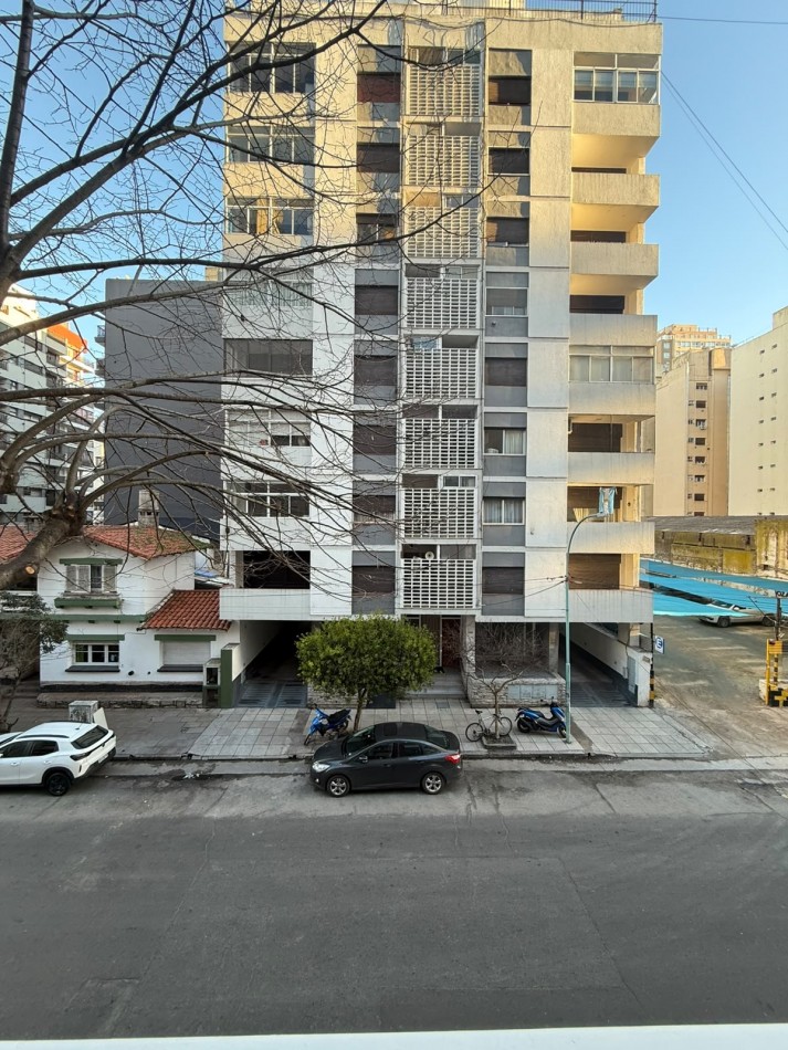 Depto 2 amb a la calle con balcon saliente! 