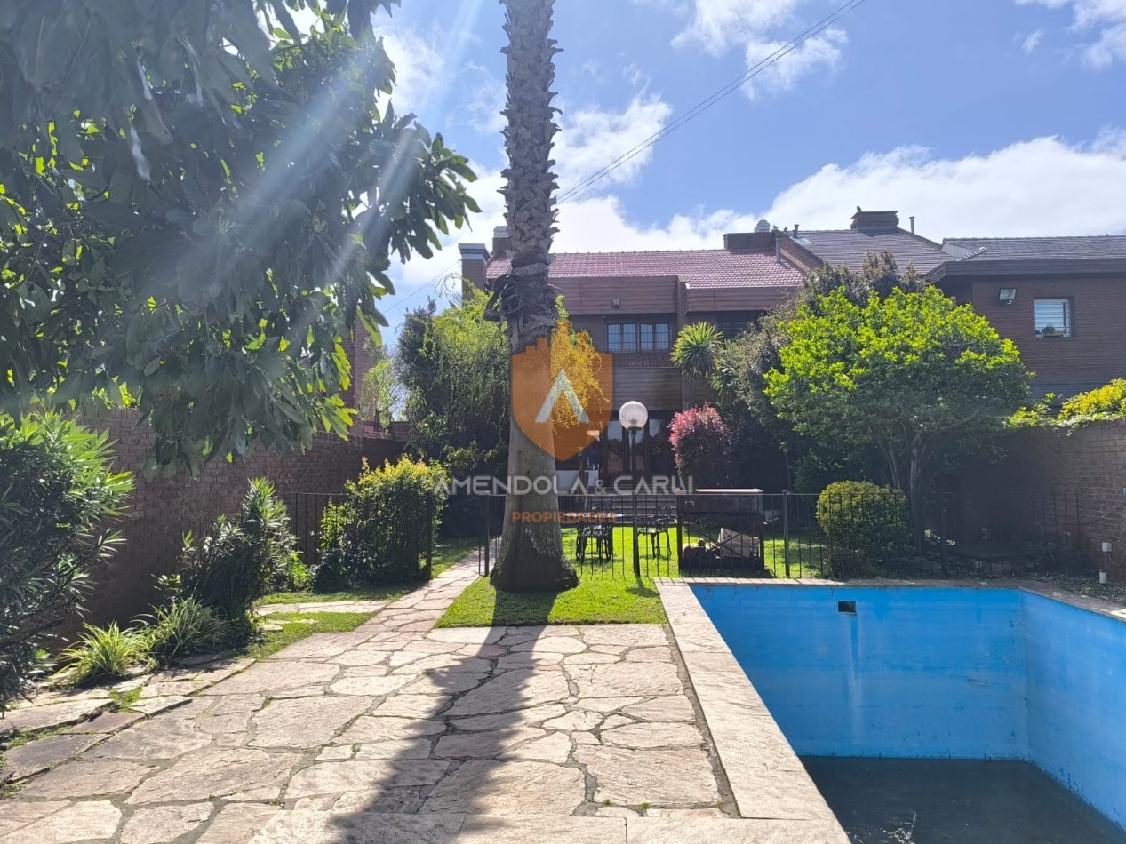 CHALET SOBRE LOTE DE 10X43 EN AVENIDA PASO AL 900! A 2 CUADRAS DEL PARQUE PRIMAVESI!