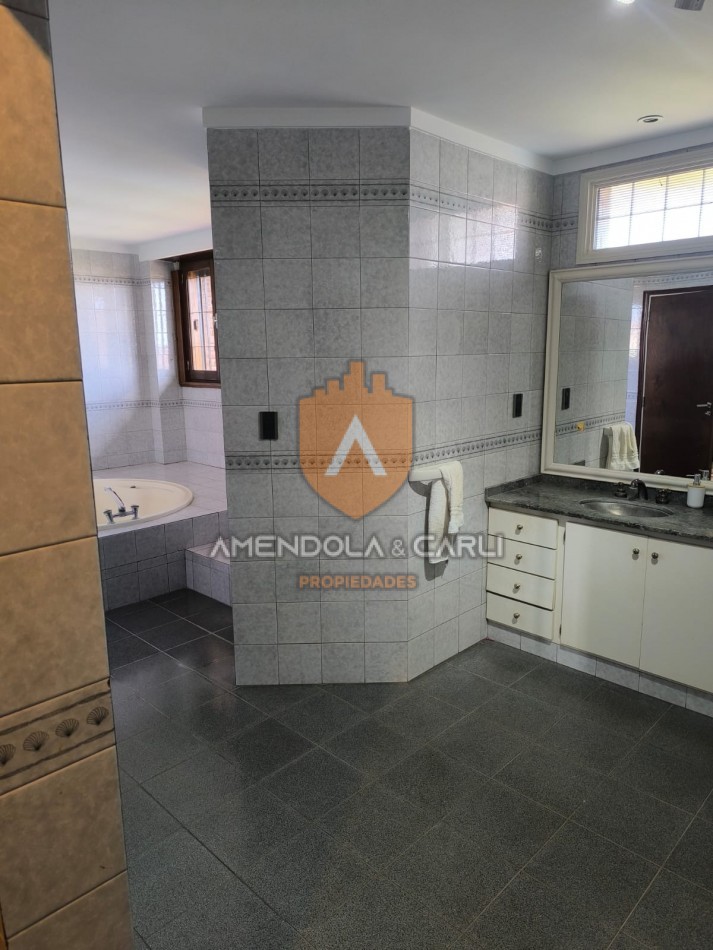 CHALET SOBRE LOTE DE 10X43 EN AVENIDA PASO AL 900! A 2 CUADRAS DEL PARQUE PRIMAVESI!