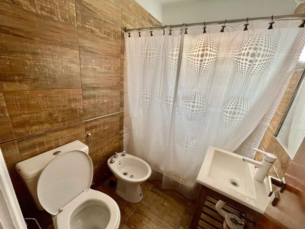 EN VENTA - 3 AMBIENTES A LA CALLE - CON COCHERA - ZONA CENTRO 