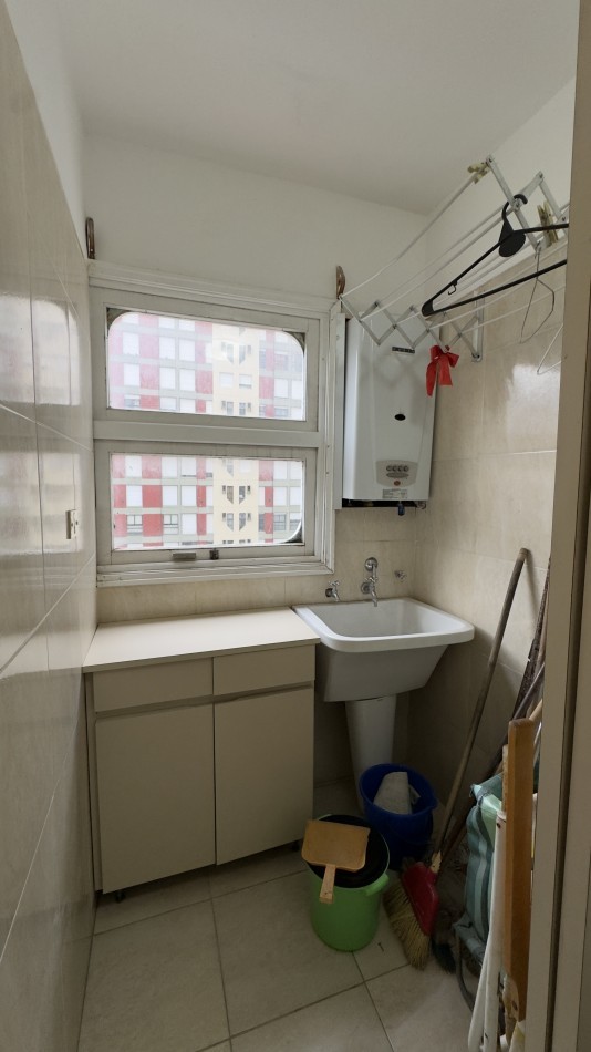 EN VENTA - 3 AMBIENTES A LA CALLE - CON COCHERA - ZONA CENTRO 